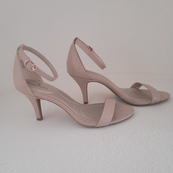 BANDOLINO MADIA HEELED SANDAL, BEIGE PATENT. 7.5M - Picture 2 of 5